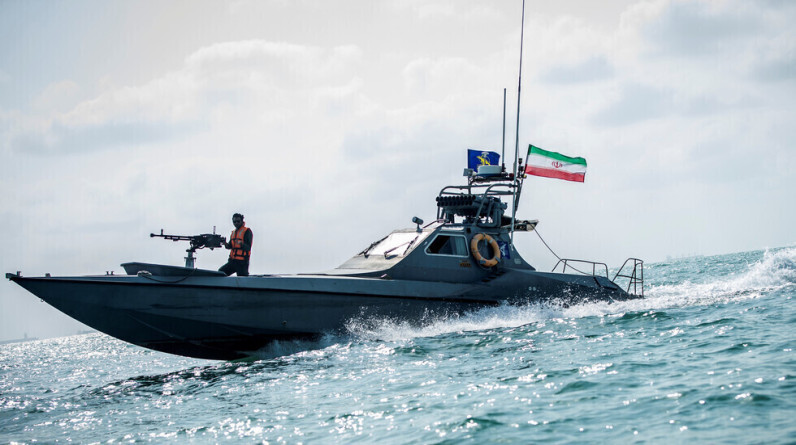إيران تعلن إنشاء وحدة بحارة متطوعين لتنفيذ عمليات بالخليج بسفن مسلحة بصواريخ